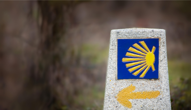 Señalización del Camino de Santiago en un mojón de piedra